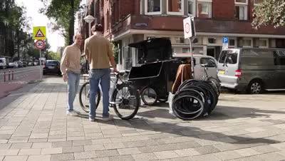 De bakfiets van OnTheRoad op straat in Amsterdam