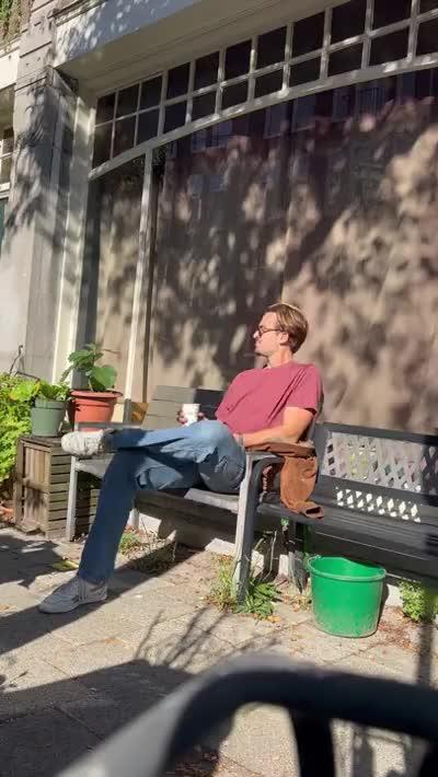 Iemand wacht op een bankje in Amsterdam