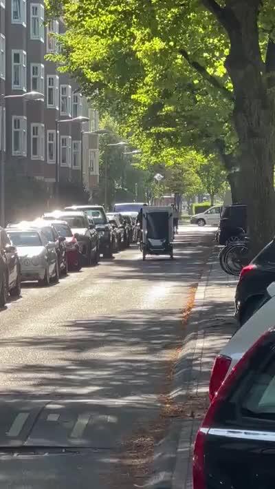 Amsterdamse straat met geparkeerde fietsen